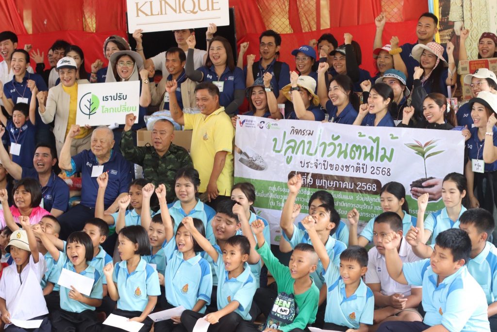 รศ.ดร.นพ.วิชัย วนดุรงค์วรรณ นำคณะผู้บริหารศรีวิชัยเวชวิวัฒน์ฯ ปลูกต้นไม้ 411 ต้น ในวันต้นไม้ประจำปีของชาติ พร้อมมอบอุปกรณ์การเรียน ทุนการศึกษา และจัดเลี้ยงอาหารกลางวัน สร้างพื้นที่สีเขียวเพื่อชุมชนและสิ่งแวดล้อม