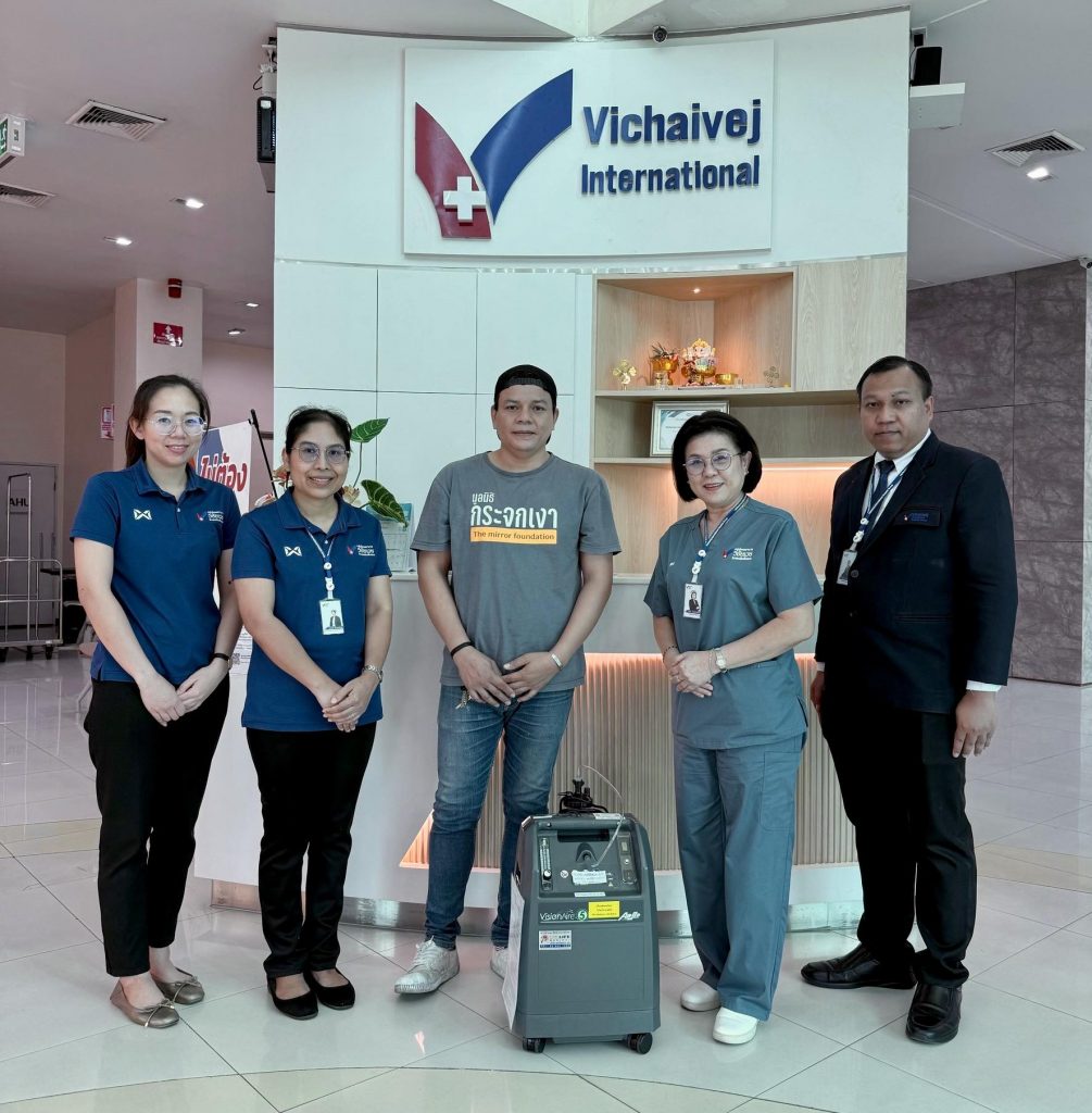 โรงพยาบาลวิชัยเวชฯ อินเตอร์เนชั่นแนล หนองแขม ขอร่วมเป็นพลังเล็ก ๆ ในการส่งต่ออากาศหายใจให้กับผู้ป่วยยากไร้ ผ่าน การบริจาคเครื่องผลิตออกซิเจน 1 เครื่อง ให้กับ มูลนิธิกระจกเงา ภายใต้ “โครงการป่วยได้ให้ยืม”